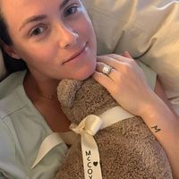 La actriz Kara Keough se hace un tatuaje con las cenizas de su bebé fallecido poco después de nacer