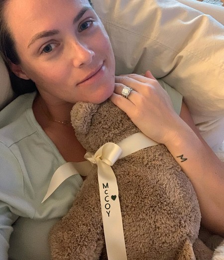 La actriz Kara Keough se hace un tatuaje con las cenizas de su bebé fallecido poco después de nacer
