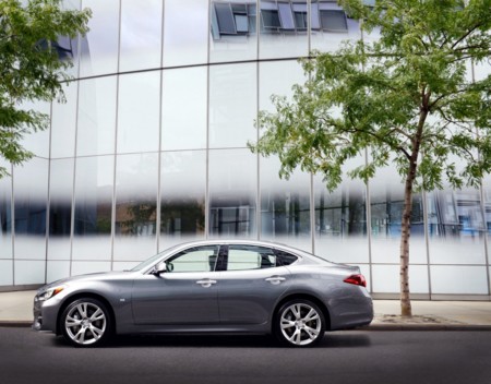 Infiniti Q70 4