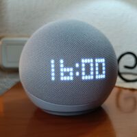 Preguntar a Alexa qué tiempo hará hoy o pedirle que encienda las luces ya cuesta la mitad 