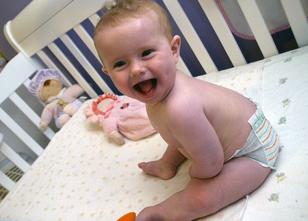 Cómo tiene que ser una cuna para ser segura