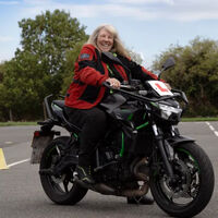 Esta jubilada de 71 años siempre quiso ser motera. Se ha acabado sacando el carnet de moto y ha arrastrado a media familia a sacárselo también 