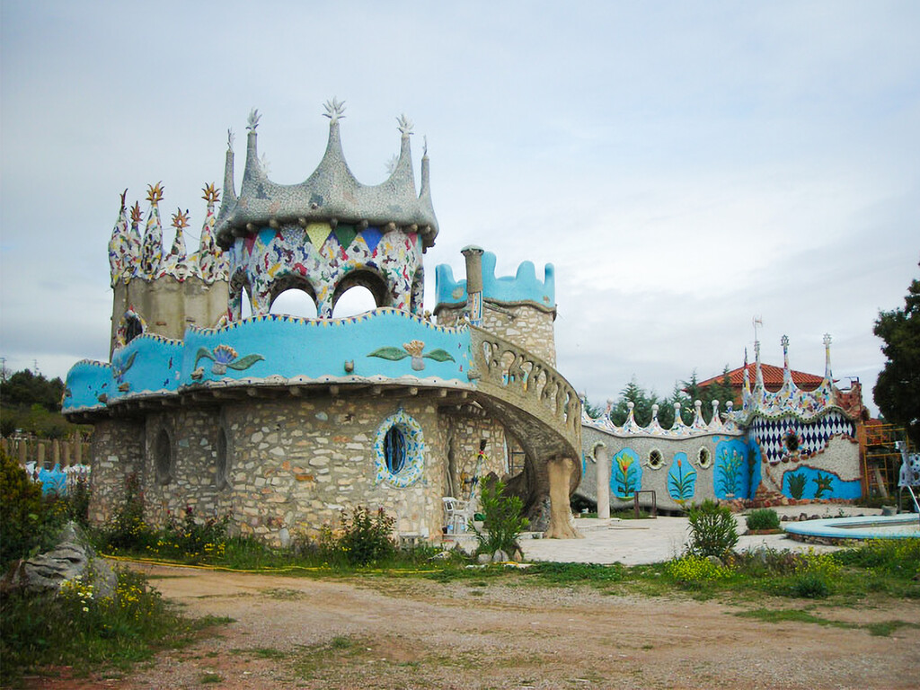 El Gaudí extremeño: un marmolista autodidacta que ha construido en un pueblo de Badajoz su propia 'Casa Batlló'
