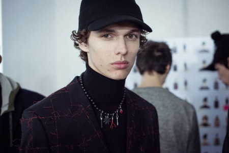 Los collares de perlas negras con charms de Dior, los últimos must have si se quiere ser cool