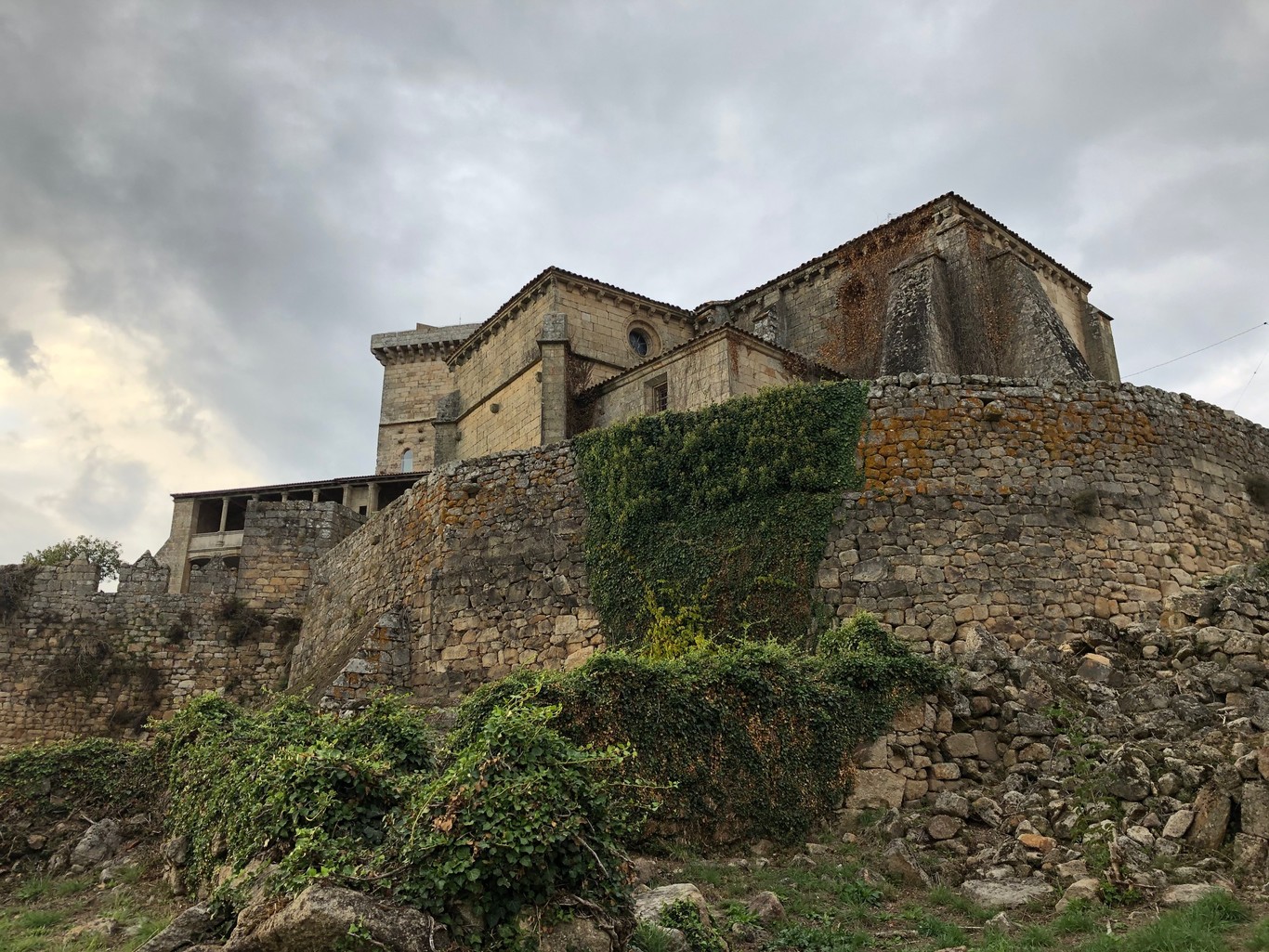El espectacular Castillo de Monterrei, su iglesia románica de Santa María de Gracia y los viñedos de Roberto Verino