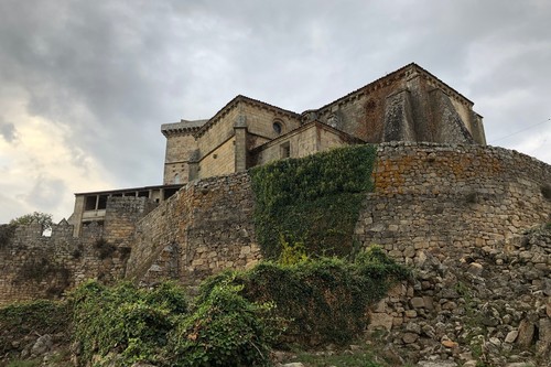 El espectacular Castillo de Monterrei, su iglesia románica de Santa María de Gracia y los viñedos de Roberto Verino