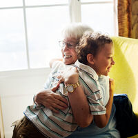 Las abuelas tienen una empatía emocional más fuerte con sus nietos que con sus hijos, según un reciente estudio