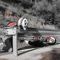 Un español ha inventado un artilugio que promete convertir los guardarraíles en el mejor amigo de los moteros 