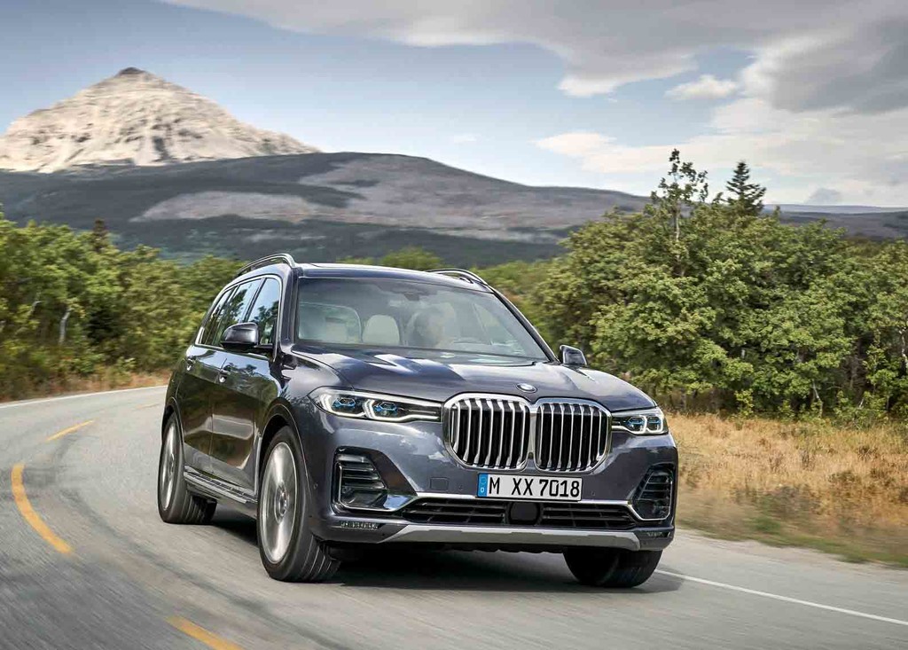 El BMW X7 planta la bandera de Alemania en territorio de Escalade