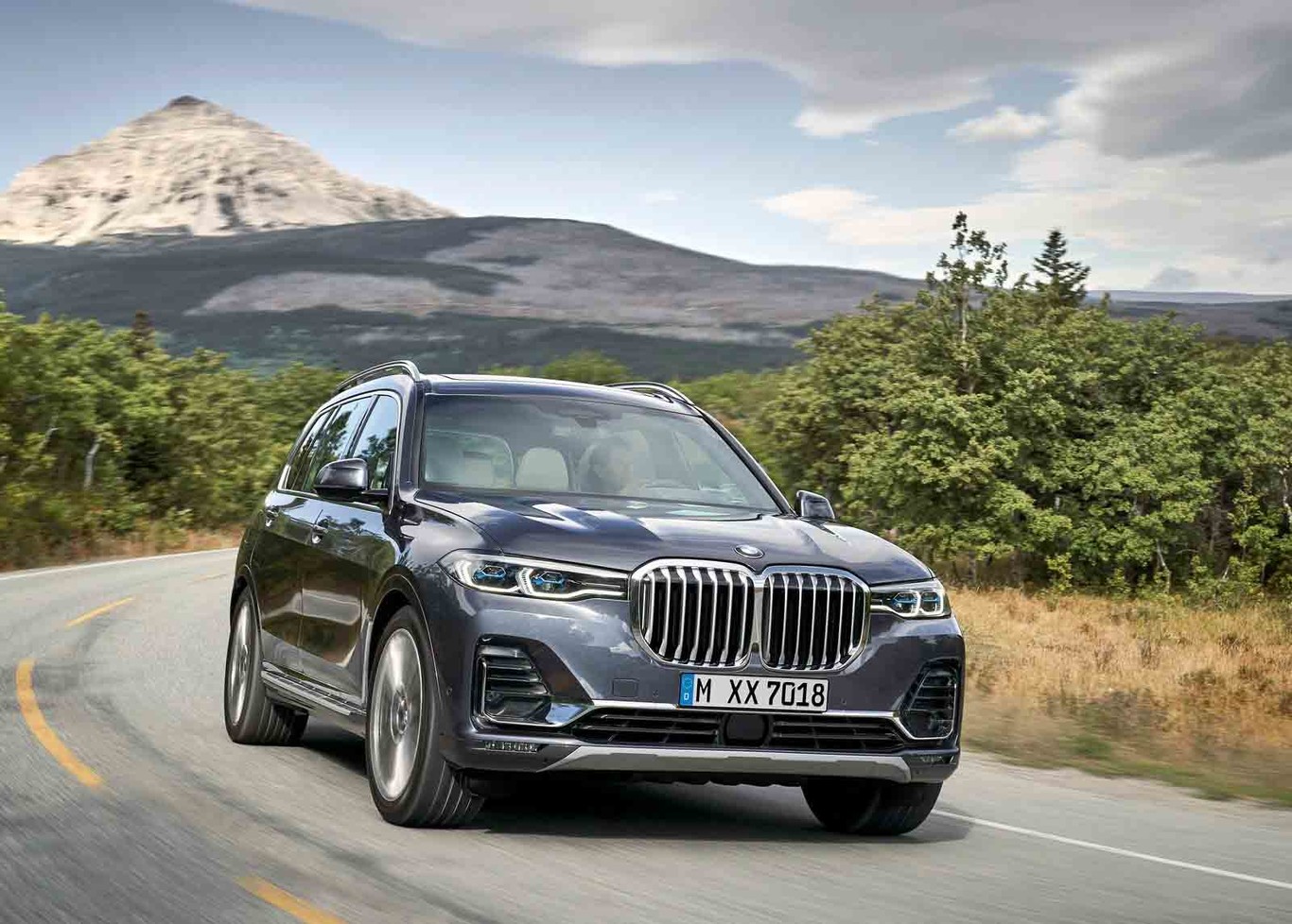 El BMW X7 planta la bandera de Alemania en territorio de Escalade