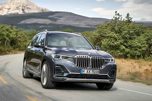 El BMW X7 planta la bandera de Alemania en territorio de Escalade