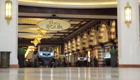 Vídeo: Grosjean y Maldonado se pasean en un Renault Twizy... dentro de un centro comercial