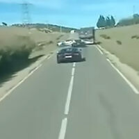 ¿El accidente más caro del año? Estos dos Bugatti intentaron adelantar a la vez a un camión y acabaron chocando. Cuando sólo un faro ya cuesta 45.000 euros, la factura de reparación será para enmarcar