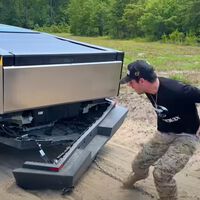 Ni tan indestructible: intenta remolcar una Ford F-150 con una Tesla Cybertruck y termina con el chasis desprendido