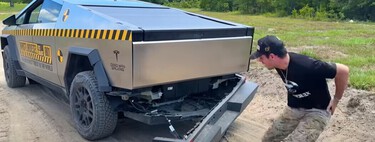 Ni tan indestructible: intenta remolcar una Ford F-150 con una Tesla Cybertruck y termina con el chasis desprendido