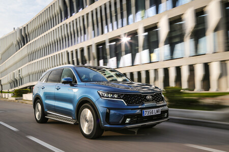 Probamos el Kia Sorento híbrido enchufable: un SUV de siete plazas cómodo, comedido y con consumos más que aceptables