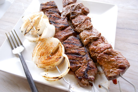Cómo arreglar la carne sobrecocida y la poco hecha