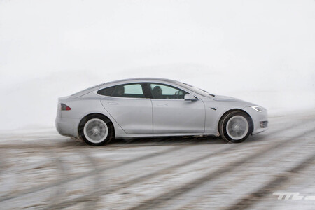 Tesla Model S Nieve