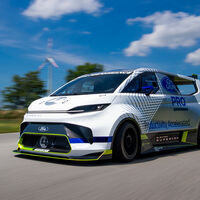 Brutal: la Ford SuperVan ha vuelto, pero ahora es una furgoneta 100% eléctrica con... ¡2.000 CV!