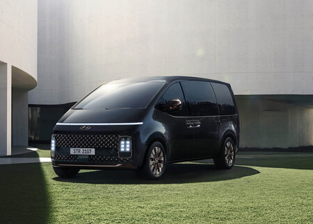 El nuevo Hyundai Staria es la furgoneta futurista que quiere que te olvides del Mercedes Clase V