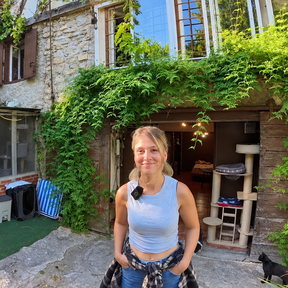 Yone, de 32 años, vive en una casa perdida entre las montañas de Burgos con sus animales rescatados: "Es duro, pero no es más duro que vivir la vida que no quería vivir"