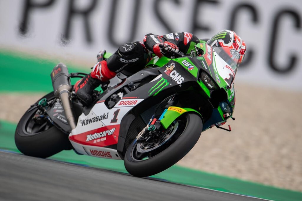 Jonathan Rea recupera el liderato del mundial aprovechando la batalla entre Toprak Razgatlioglu y Scott Redding