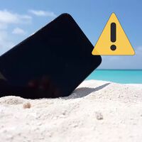 La arena de playa me ha roto más de un móvil, así que decidí que no me iba pasar más: estos son los pasos que sigo para protegerlo al máximo