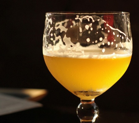 Beber alcohol de forma regular añade diariamente unas 100 calorías extra