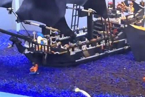 Lego no aquário / Imagem: TikTok