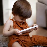 Niños en México superan el tiempo recomendado en celulares y TV: expertos advierten un problema grande 