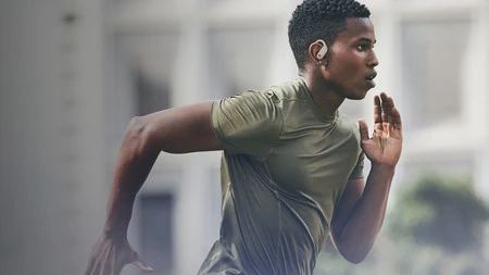 Powerbeats Pro は、スポーツ向けに設計された Apple の「AirPods」です。水や汗に強く、耳に装着したままにできるフックが付いていますが、身体活動を監視するセンサーはありません。