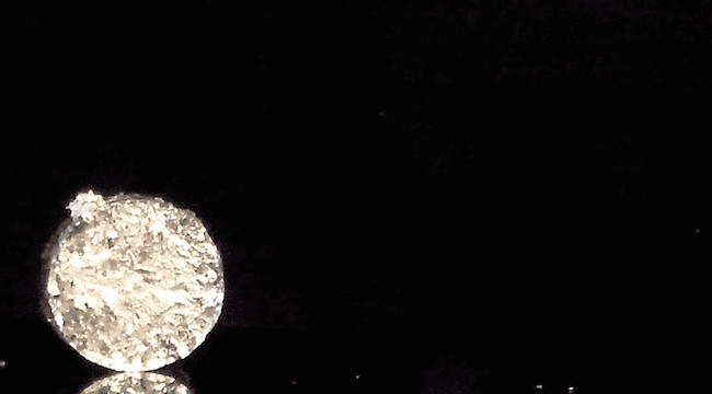 Este material rígido como el metal y flexible como la espuma puede cambiar de forma