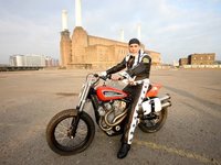 Robbie Knievel intentará saltar 16 autobuses de dos pisos