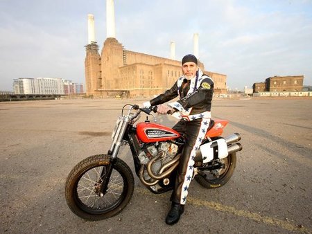 Robbie Knievel intentará saltar 16 autobuses de dos pisos