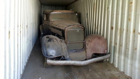 Abrió un contenedor y encontró un Buick guardado hace más de 40 años