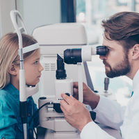 Oftalmólogo y optometrista: los dos profesionales que cuidan la salud visual de nuestros hijos