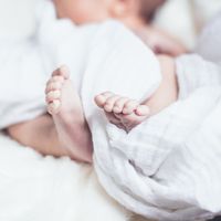 "Si abres los ojos te llevo a casa", la emotiva historia del enfermero argentino que adoptó al bebé al que cuidaba