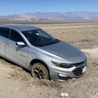 A dos turistas se les ha ocurrido cruzar el Valle de la Muerte en coche. Ahora saben por qué se llama así