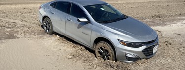 A dos turistas se les ha ocurrido cruzar el Valle de la Muerte en coche. Ahora saben por qué se llama así