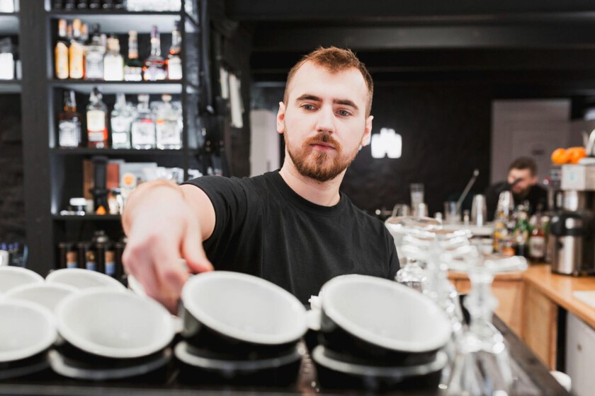 Se queja de que en un bar no hay ganas de currar y el dueño responde: "Los camareros de antes aguantaban en silencio las faltas de respeto. Nosotros no"