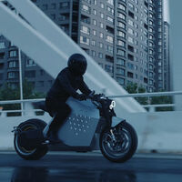 ¡Impresionante! La Davinci DC100 es una moto eléctrica china con conducción autónoma y 137 CV, por 26.000 euros