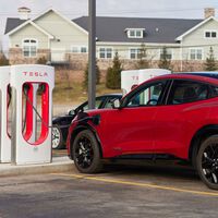 "Al principio todo el mundo se burló", pero luego Tesla convenció a gigantes como Ford y General Motors de usar sus cables de carga, y no porque fueran mejores 