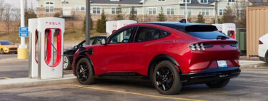 "Al principio todo el mundo se burló", pero luego Tesla convenció a gigantes como Ford y General Motors de usar sus cables de carga, y no porque fueran mejores 