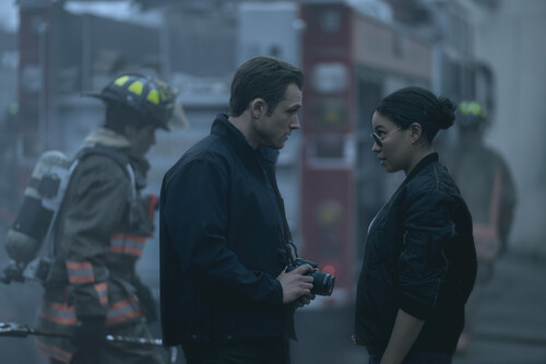 'Smoke' es un thriller oscuro y mordaz que se cuece a fuego lento y no te deja escapar. Para mí, es una de las mejores series del año 