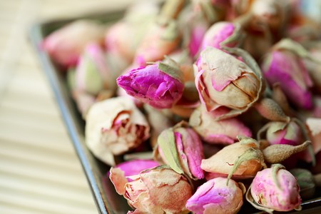 Aprovecha tus rosas secas y vuélvelas un té saludable