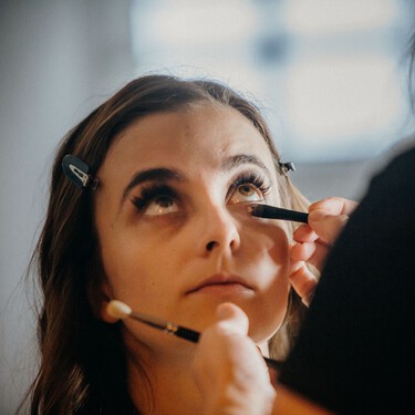 Varias maquilladoras coinciden: "Para difuminar las ojeras oscuras de forma fácil, primero aplica un precorrector de color melocotón"