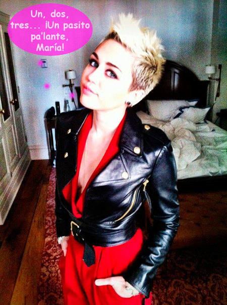 Miley Cyrus se saca una foto con su cachorrito... ¡y una hierba verde chunga!