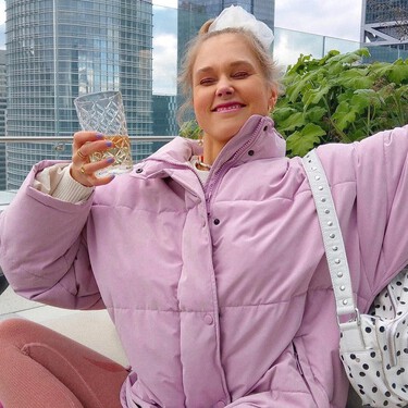 Estas Hoka eran zapatillas de correr, pero son tan bonitas que han dado el salto al asfalto: en color algodón de azúcar