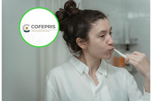 Retrato De Joven Tenencia Cepillo De Dientesportada2