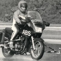 En los 90, Japón se rió de Alemania por el ABS en las motos.  Les plantaron allí una fábrica 20 años, y los alemanes acabaron riéndose de ellos gracias a KTM 